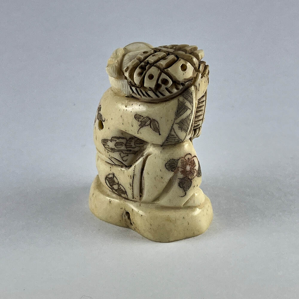 Статуэтка нэцкэ Монах с корзиной на плече