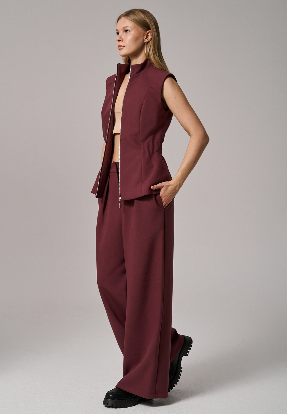 Жилет на молнии бордовый