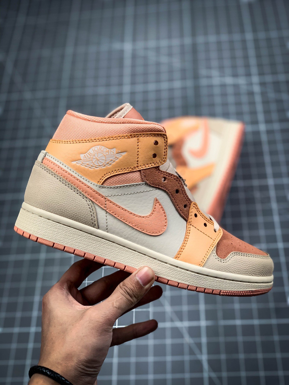 AIR JORDAN 1 MID APRICOT ATOMIC ORANGE/APRICOT AGATE/TERRA BLUSH