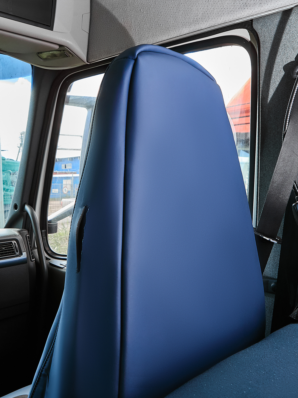 Чехлы Люкс VOLVO FH-13 после 2018 года: водитель от сиденья, пассажир от стойки кабины (один вырез под ремень) (экокожа, синий, черная вставка)