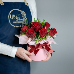 Шляпная коробка с красной розой