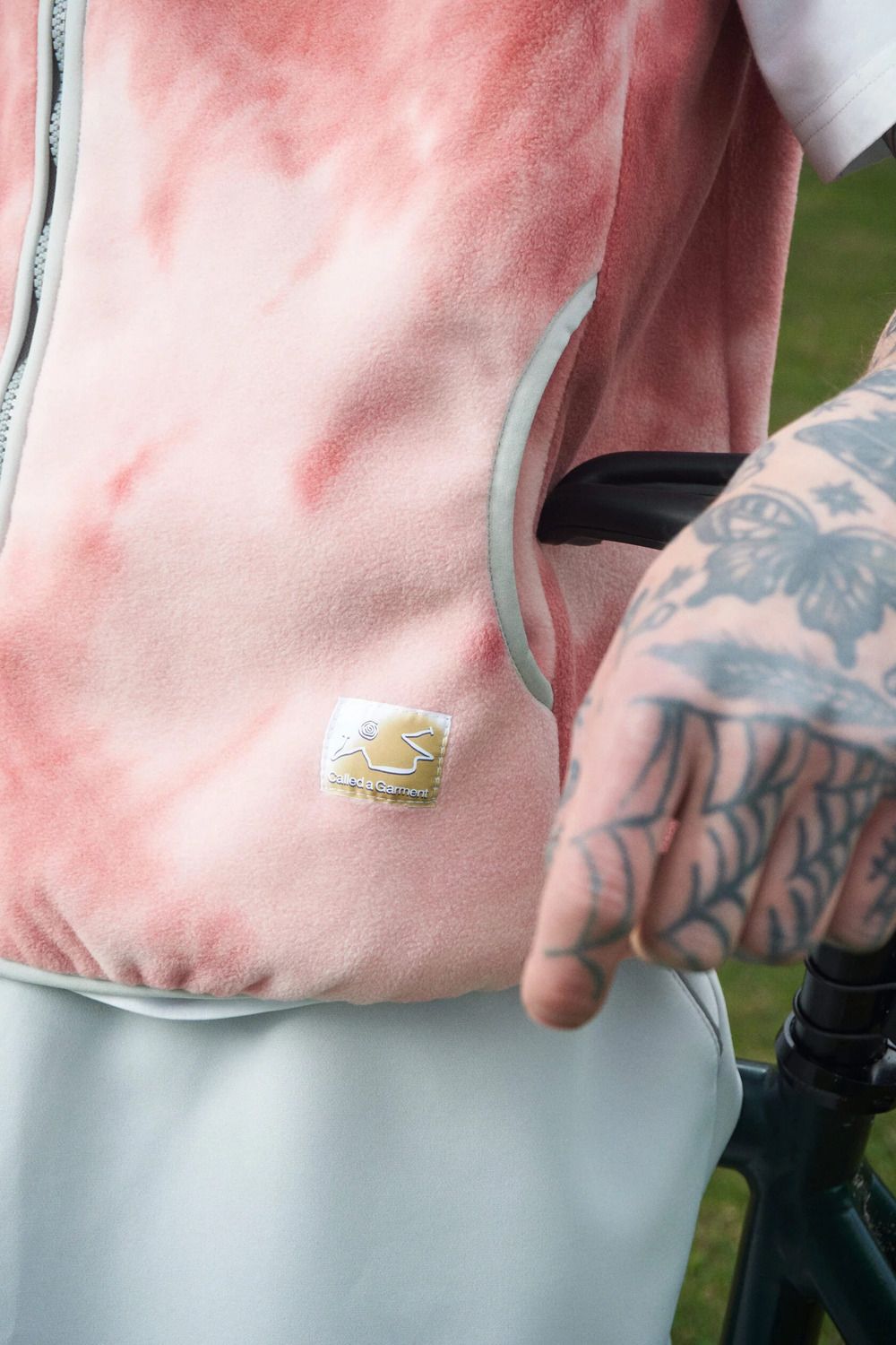 Жилет Called a Garment Wilderness tie-dye коралловый