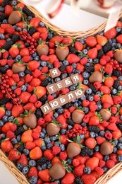 Корзина с ягодами "Огромная любовь"