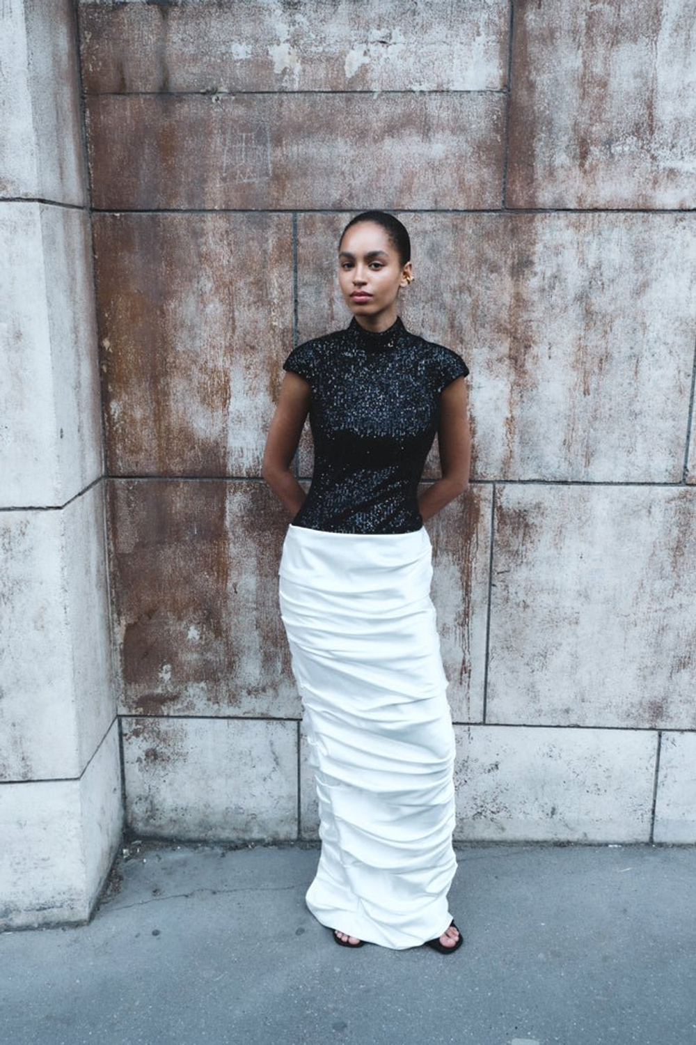 Платье макси из пайеток и атласа с драпированной юбкой