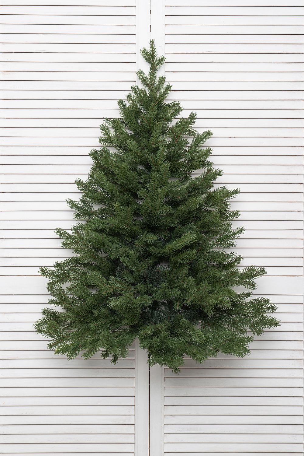 елка половинка вешается на стену