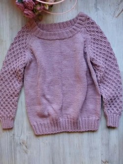 Свитер ручной работы с узором соты на рукавах.