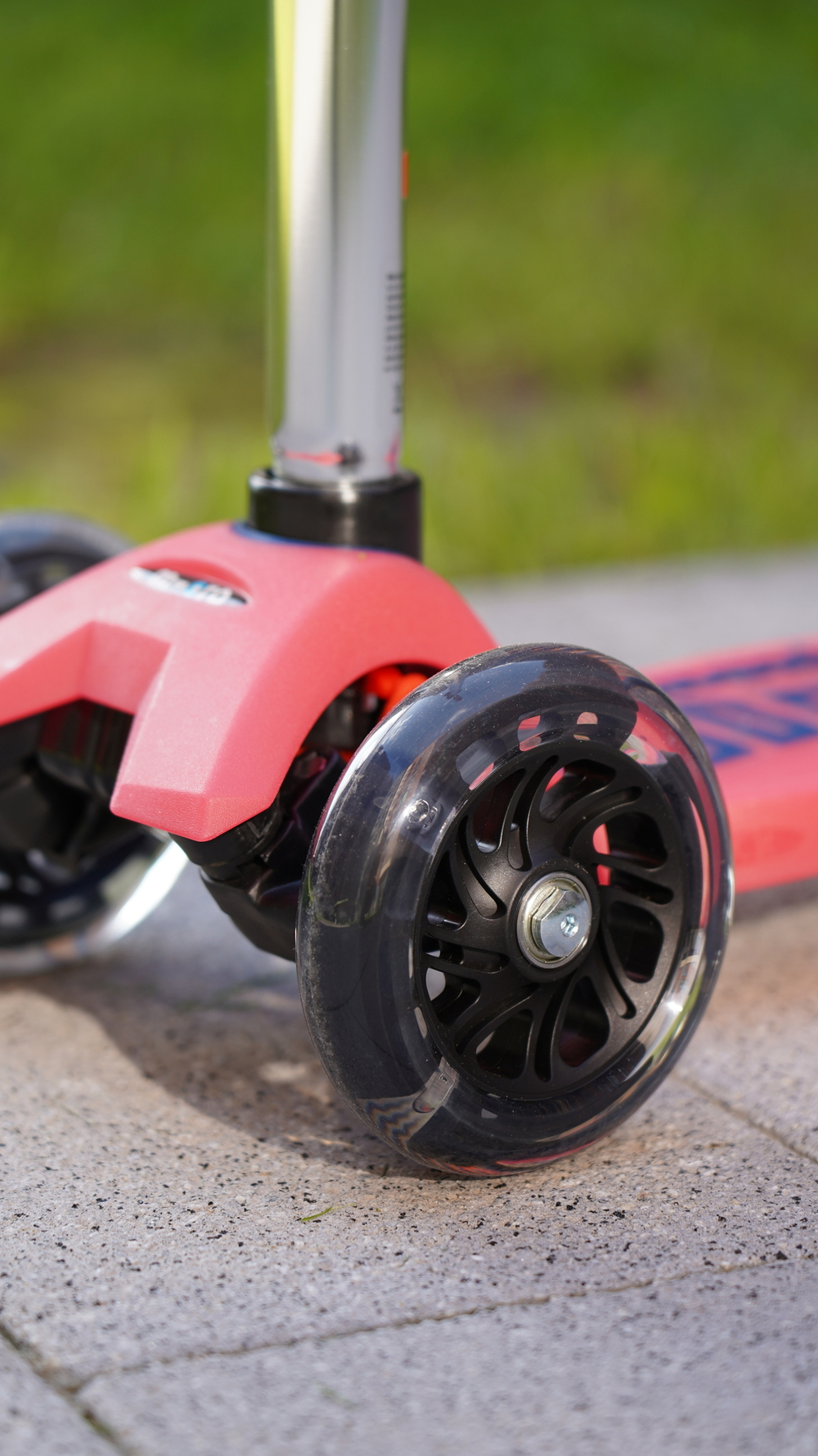 Самокат Maxi Micro Deluxe Glow Plus (светящийся) LED красное сияние