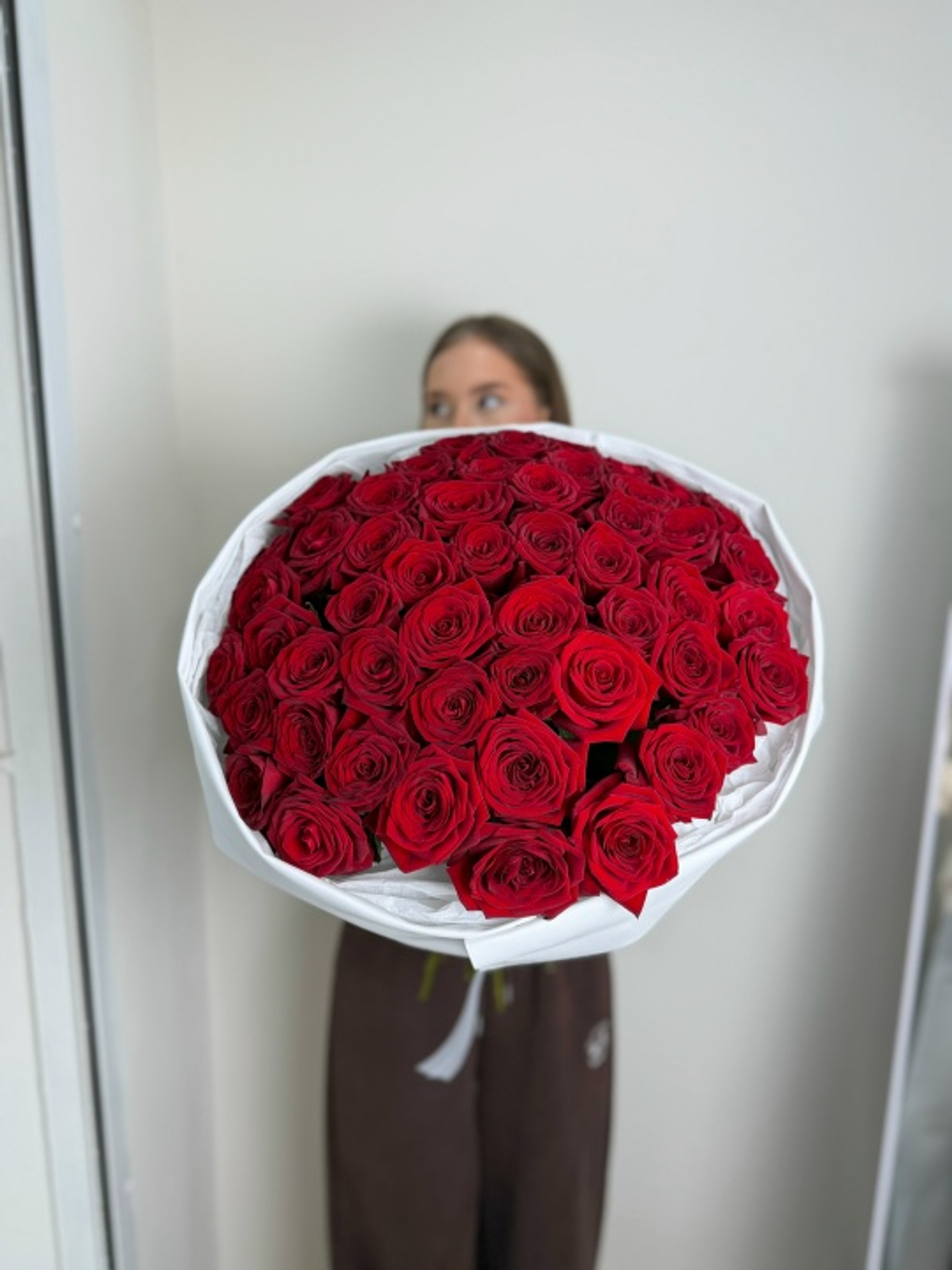 Вау-эффект! 51 роза Red Naomi в оформлении 60 см