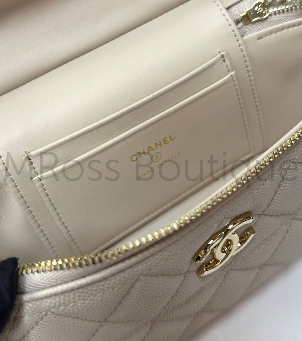 Молочная сумка Chanel прямоугольная с золотой фурнитурой