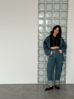 Синие джинсы с разрезами