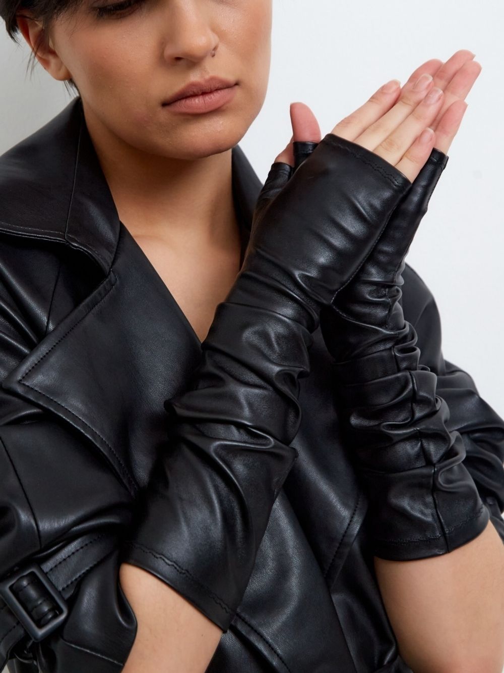 Перчатки длинные без пальцев кожаные