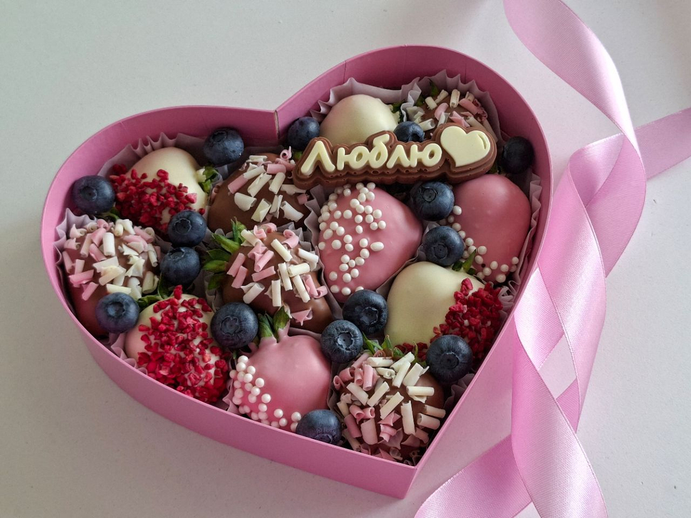 Сердце из клубники в шоколаде " Люблю"