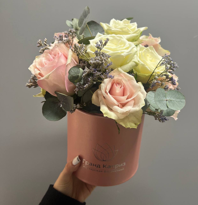 Нежная композиция из кеннийских роз с эвкалиптом