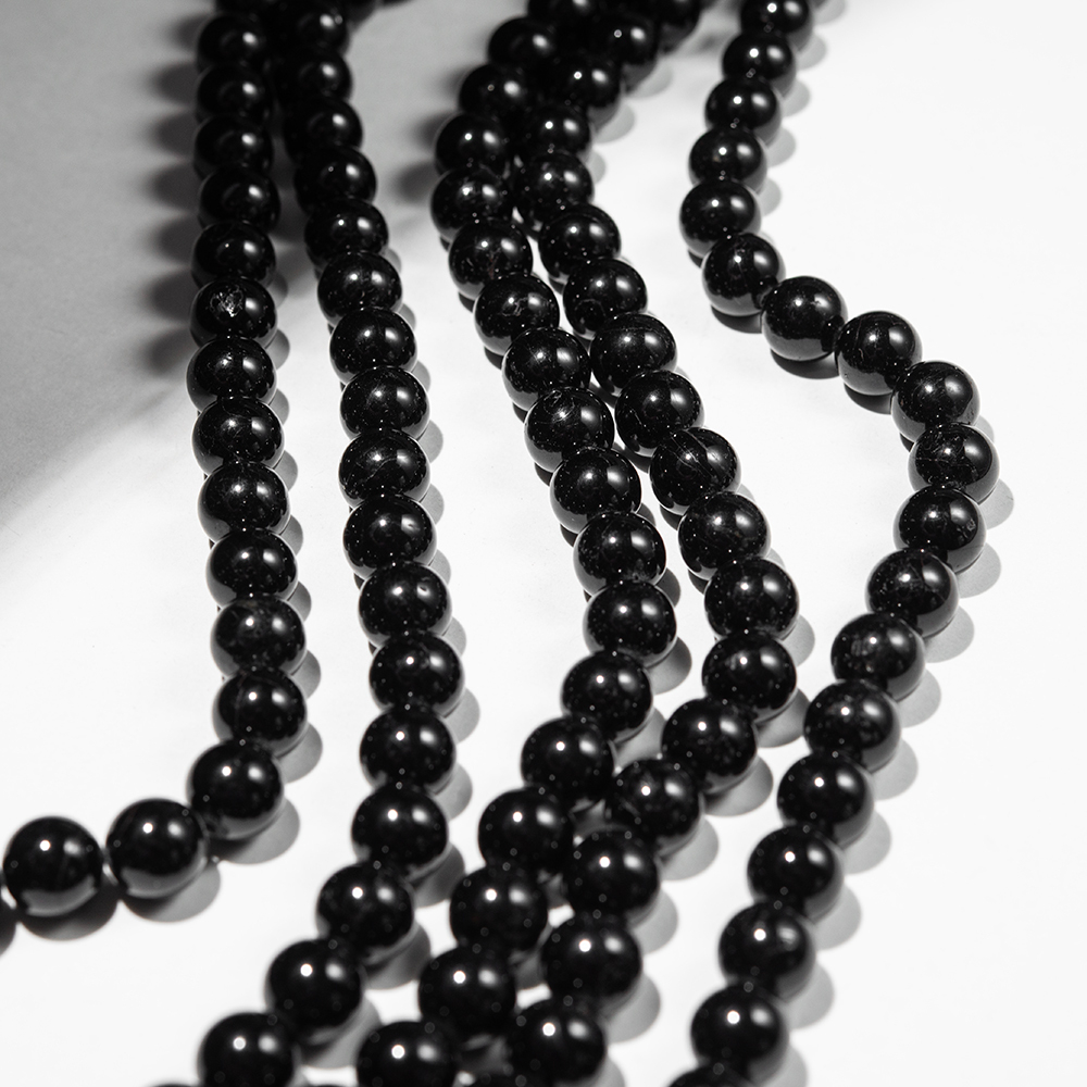 Шерл (черный турмалин) натуральный, бусины в форме шара, 10мм