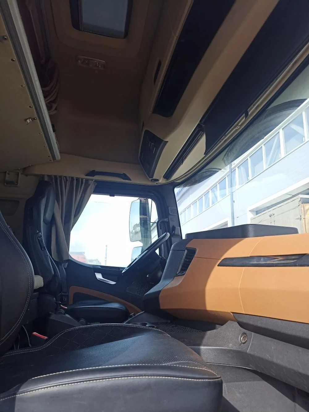 Shacman (Shaanxi) SX* 4x2 Седельный тягач SX4188YY381 (Дизельный, 12,5 л, 473 л.с., АТ)