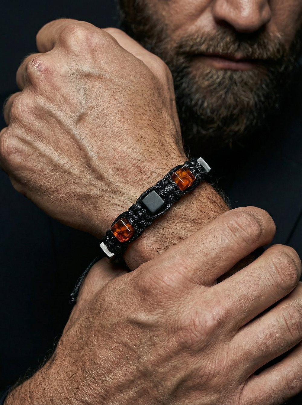 Мужской браслет на руку из янтаря. Браслет из формованного янтаря