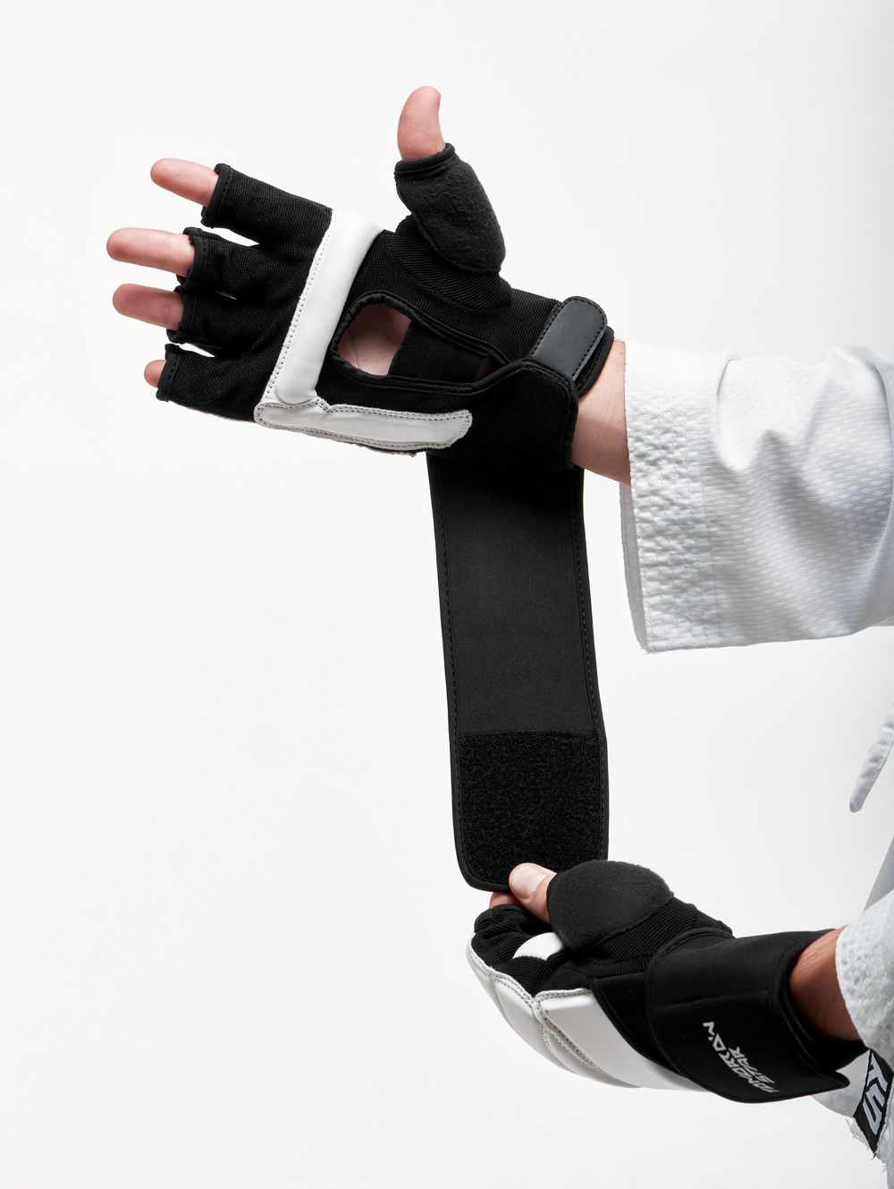 Перчатки для тхэквондо Tomorrow Star Vortex черно-белые