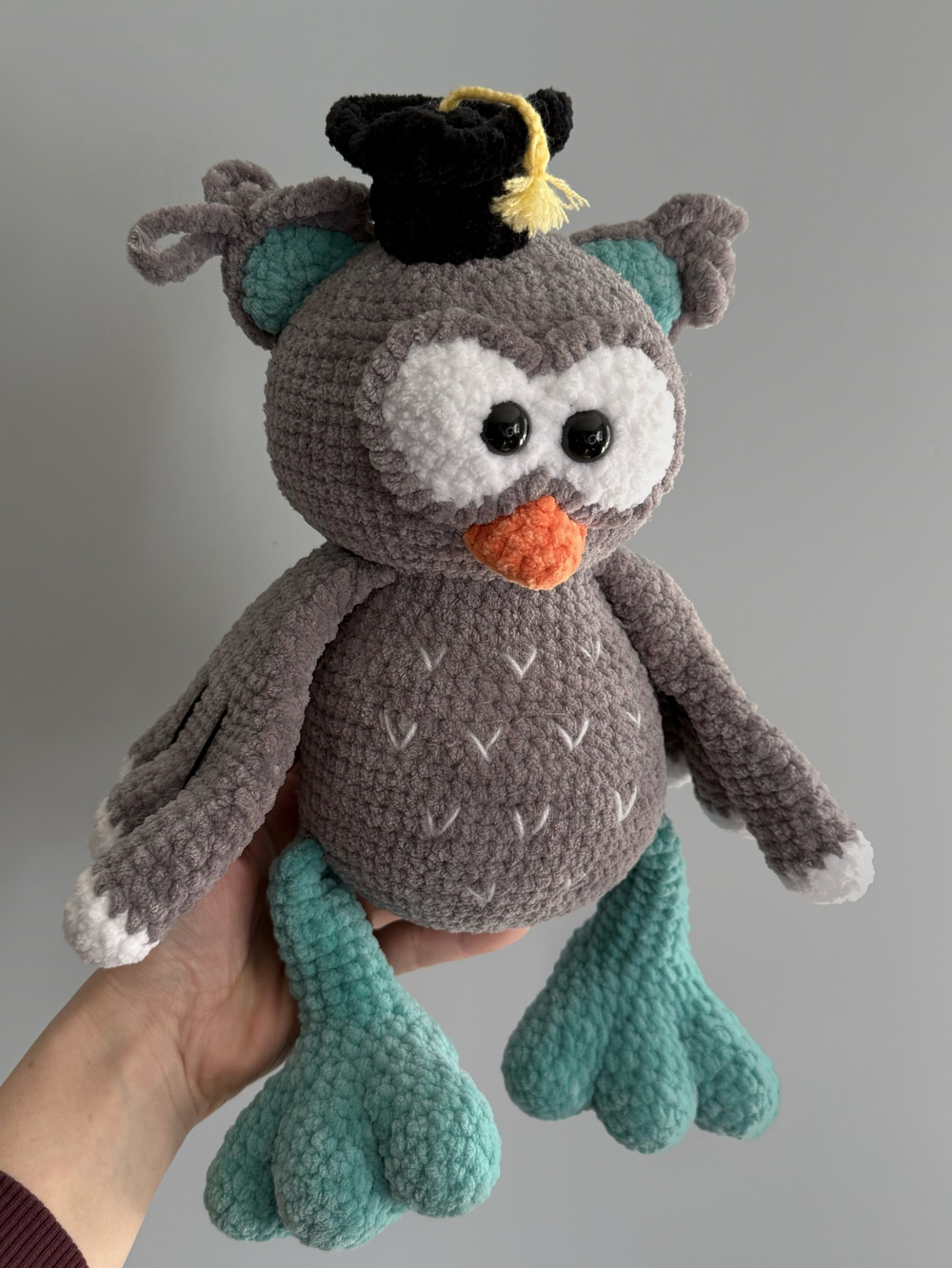 Умная сова в сером