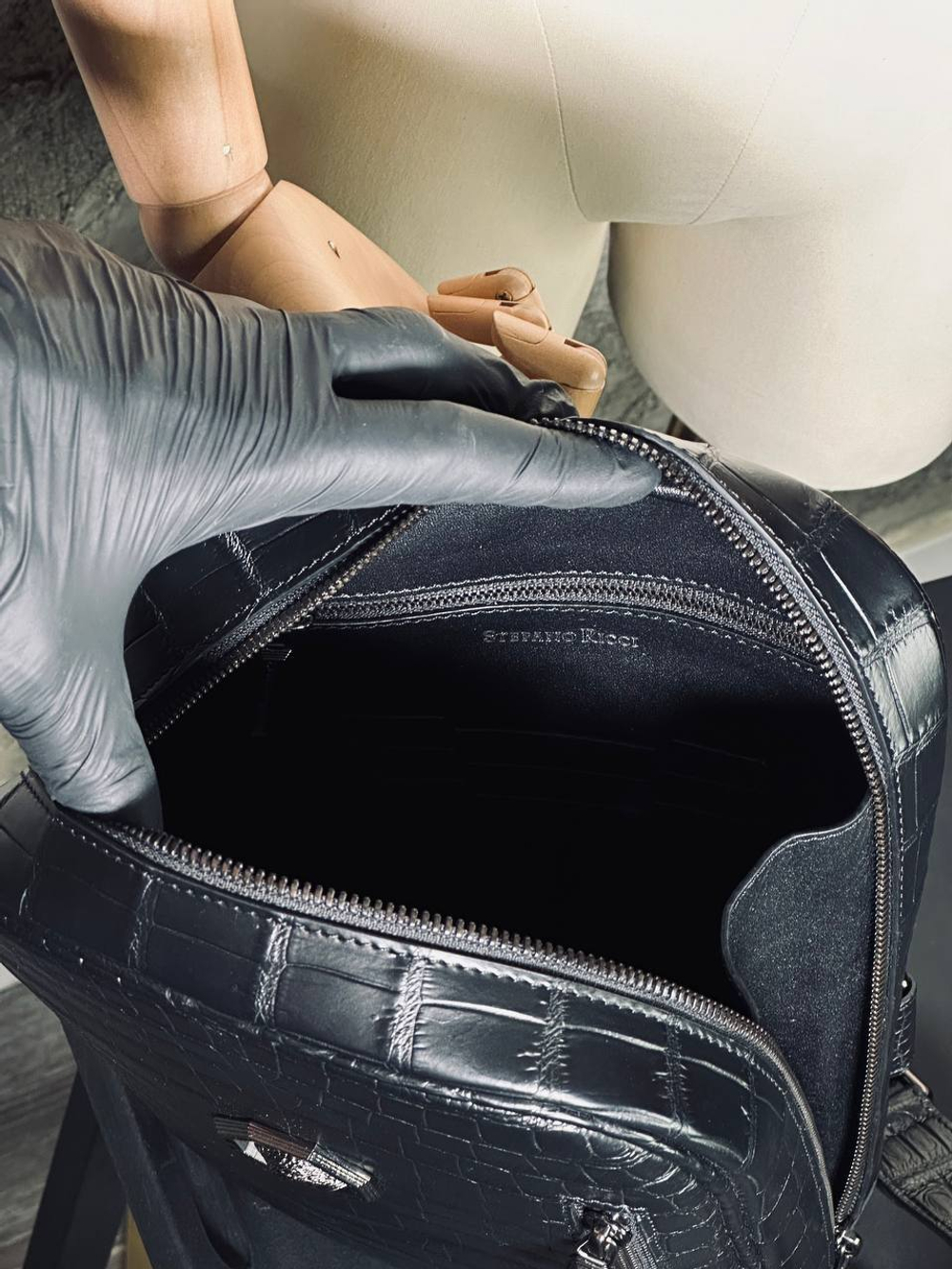 Сумка- слинг из кожи крокодила Stefano Ricci