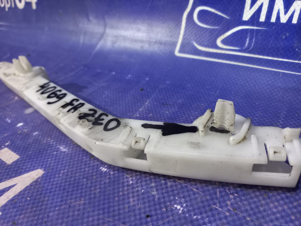 Крепление бампера переднее правое NISSAN LEAF 2009-2017