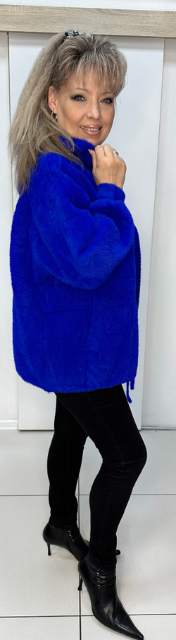 Теплый жакет-куртка из альпака с капюшоном в цвете электрик