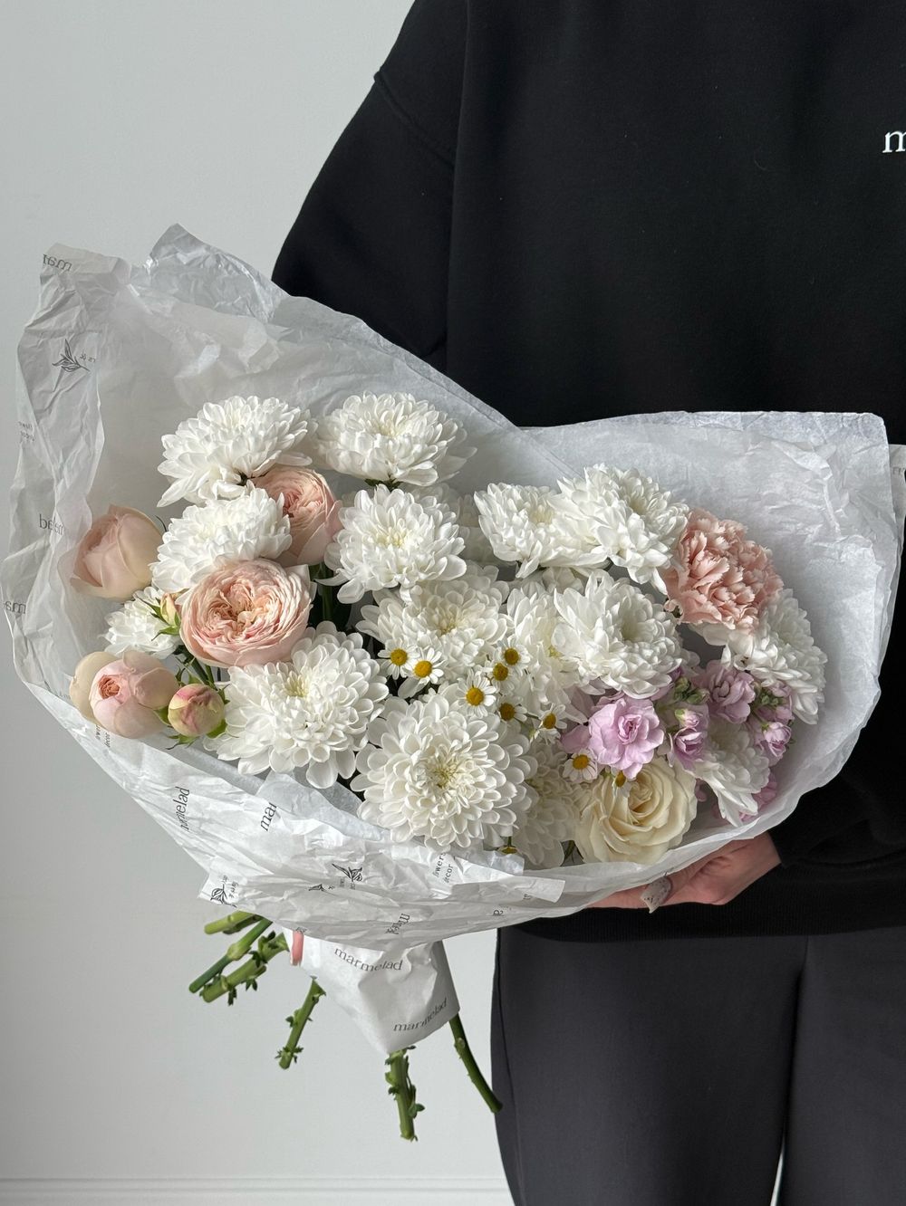 Букет сборный из хризантемы, маттиолы, ромашки и кустовых пионовидных роз