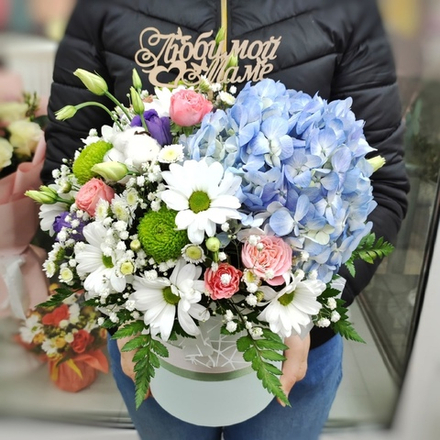 Композиция с голубой гортензией