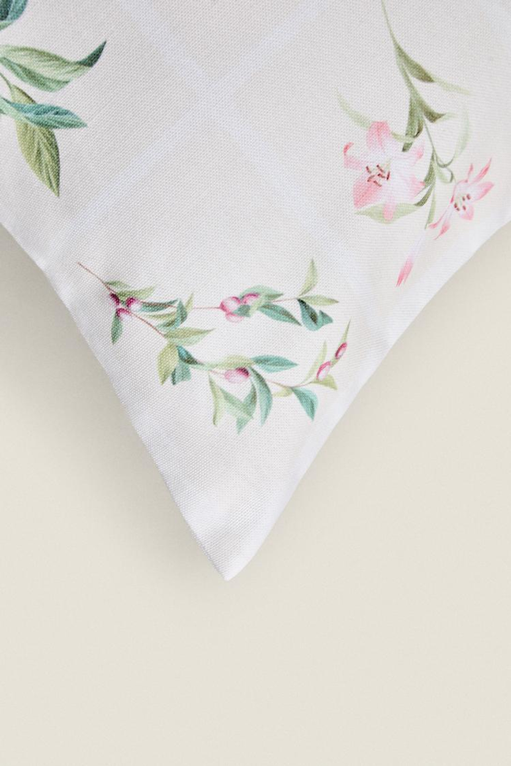 ZARA HOME ЧЕХОЛ ДЛЯ ДЕКОРАТИВНОЙ ПОДУШКИ С ПРИНТОМ «ЦВЕТЫ», ЭКРЮ