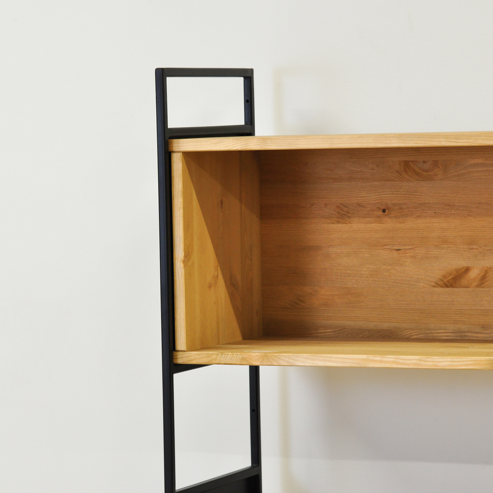 Стеллаж Бьерн из массива сосны с металлическими стенками