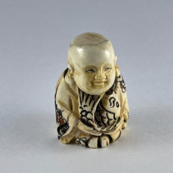 Статуэтка нэцкэ Ребенок Карако с огромной рыбой