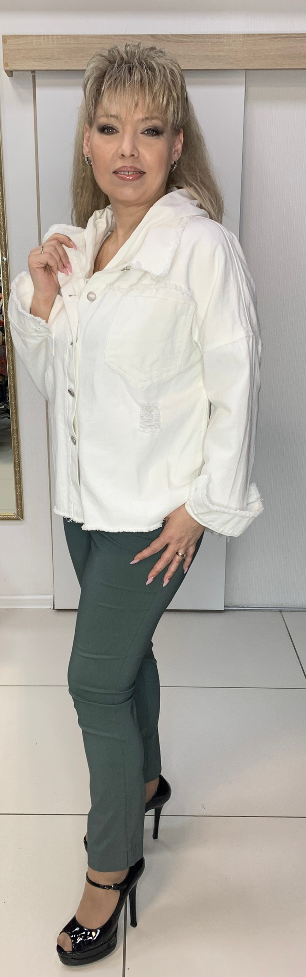 Белый джинсовый жакет с рванкой