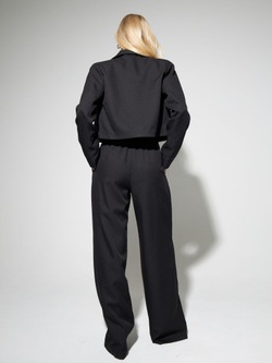 Костюм деловой брючный с укороченным пиджаком бежевого цвета