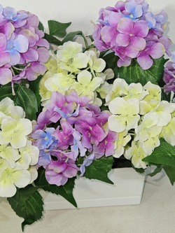Гортензия искусственная бело-лиловая в балконном ящике