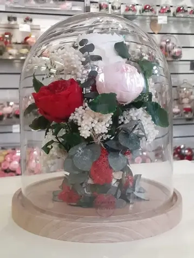 композиция из пионов, эвкалипта, лимониума