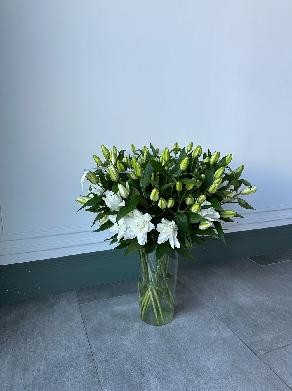 Лилия пионовидная в белом оттенке