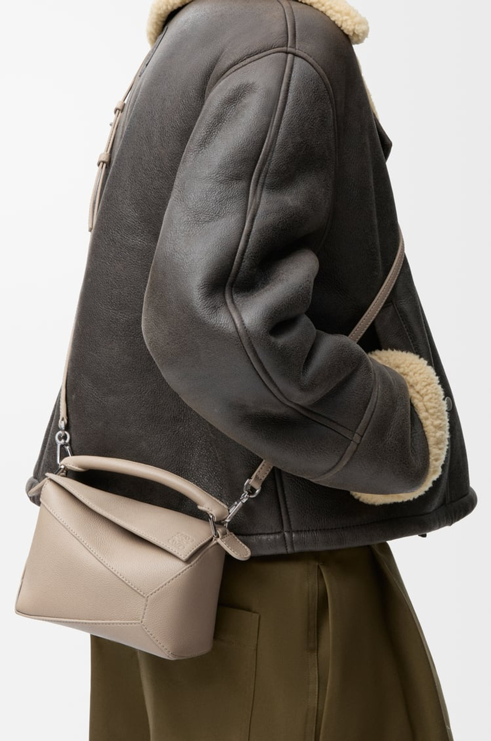Loewe Мини-сумка Puzzle Edge из мягкой зернистой телячьей кожи, серо-бежевый