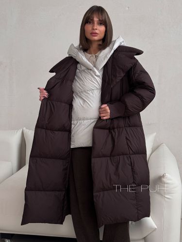 Удлиненный пуховик шоколадного цвета с контрастной жилеткой