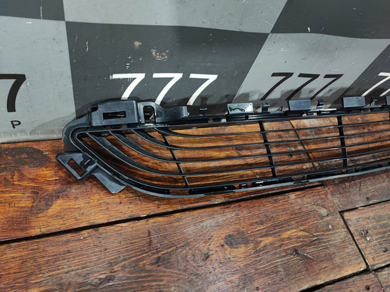 Решетка переднего бампера Mercedes C (W205) 14-18 Б/У Оригинал A2058852023