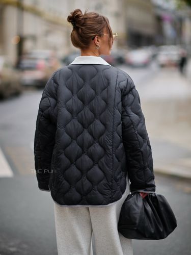 Утепленная женская куртка черного цвета