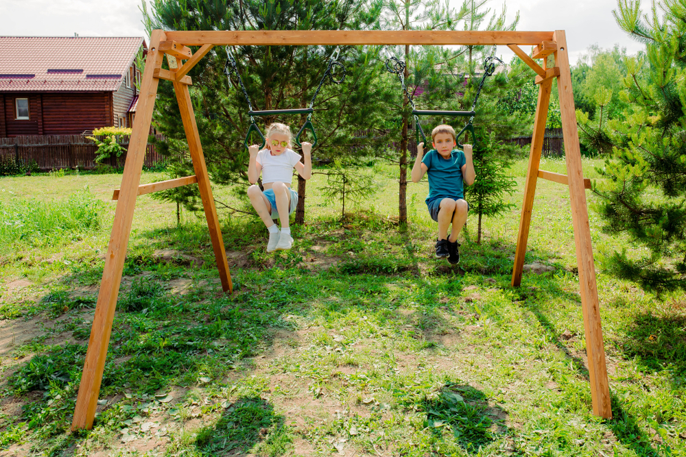 Деревянные качели с двумя трапециями