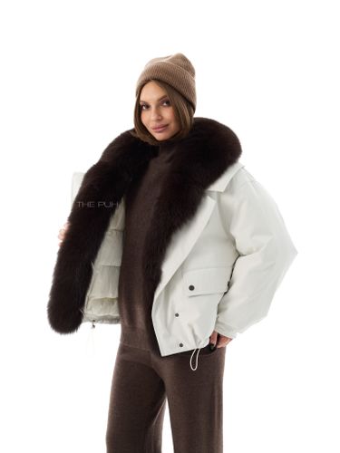 Короткий белый пуховик с воротником из лисы