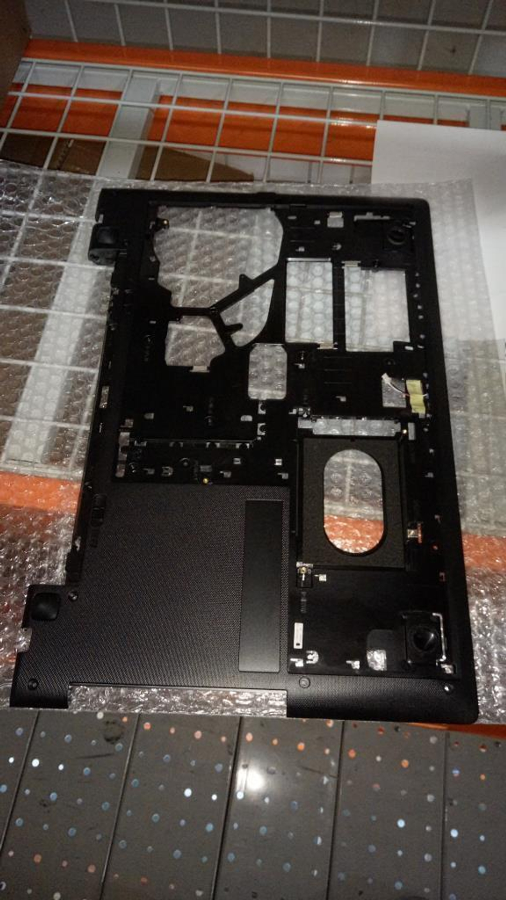 Нижняя часть корпуса (поддон) для ноутбука Lenovo Z70-80, чёрная, с динамиками (5CB0H15124), оригинал