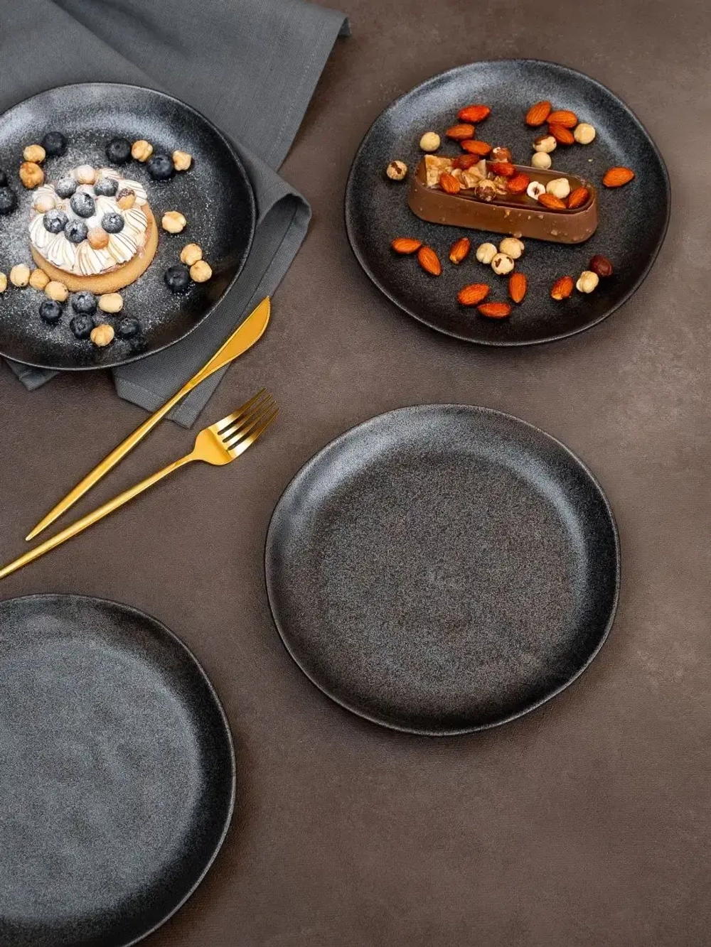 Набор из 2 тарелок 21 см мятый фарфор черная плоская