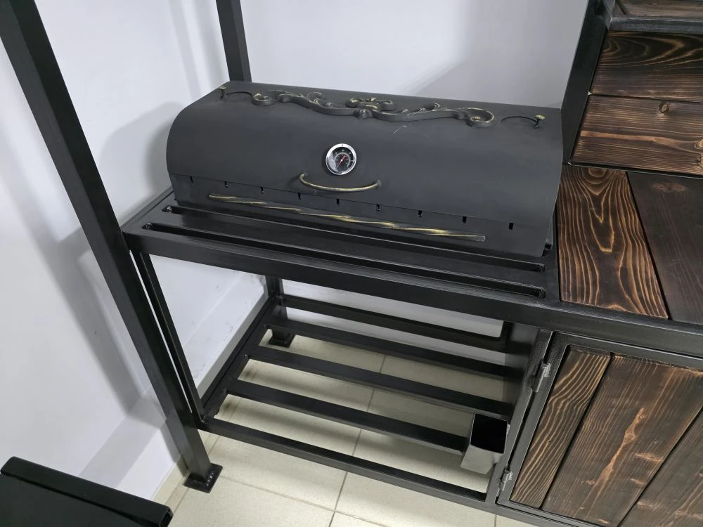 Мангальная зона с крышей 5 мм «Шашлычник с фартуком»  Казань Если вы подбираете мангальную зону с крышей в Казани, «Шашлычник с фартуком» — удобный вариант для дачи и частного дома. Здесь есть мангал из стали 5 мм с крышкой и термодатчиком, регулировка тяги через шиберы и зольник, а рядом — печь под казан 45×45, рассчитанная на казаны от 3 до 16 литров, с трубой и заслонкой. Рабочая поверхность между мангалом и печью помогает готовить без суеты, а два закрытых шкафчика решают вопрос хранения: шампура, казан, уголь и аксессуары всегда будут на месте и защищены от влаги. Если нужно, организуем доставку и установку, а также можем изготовить мангальную зону под заказ по вашим размерам и задачам.  Если вы сейчас выбираете мангальную зону в Казани и хотите посмотреть варианты вживую, приезжайте к нам в магазин — подберём несколько моделей под ваш бюджет и задачи, покажем комплектации и поможем выбрать оптимальный вариант