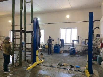 В автосервисе устанавливается подъемник