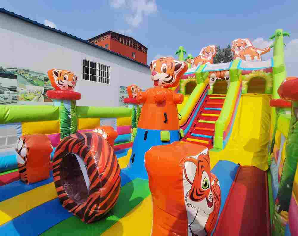 Коммерческий надувной батут «Тигриная страна 2», 10*5*5 м.