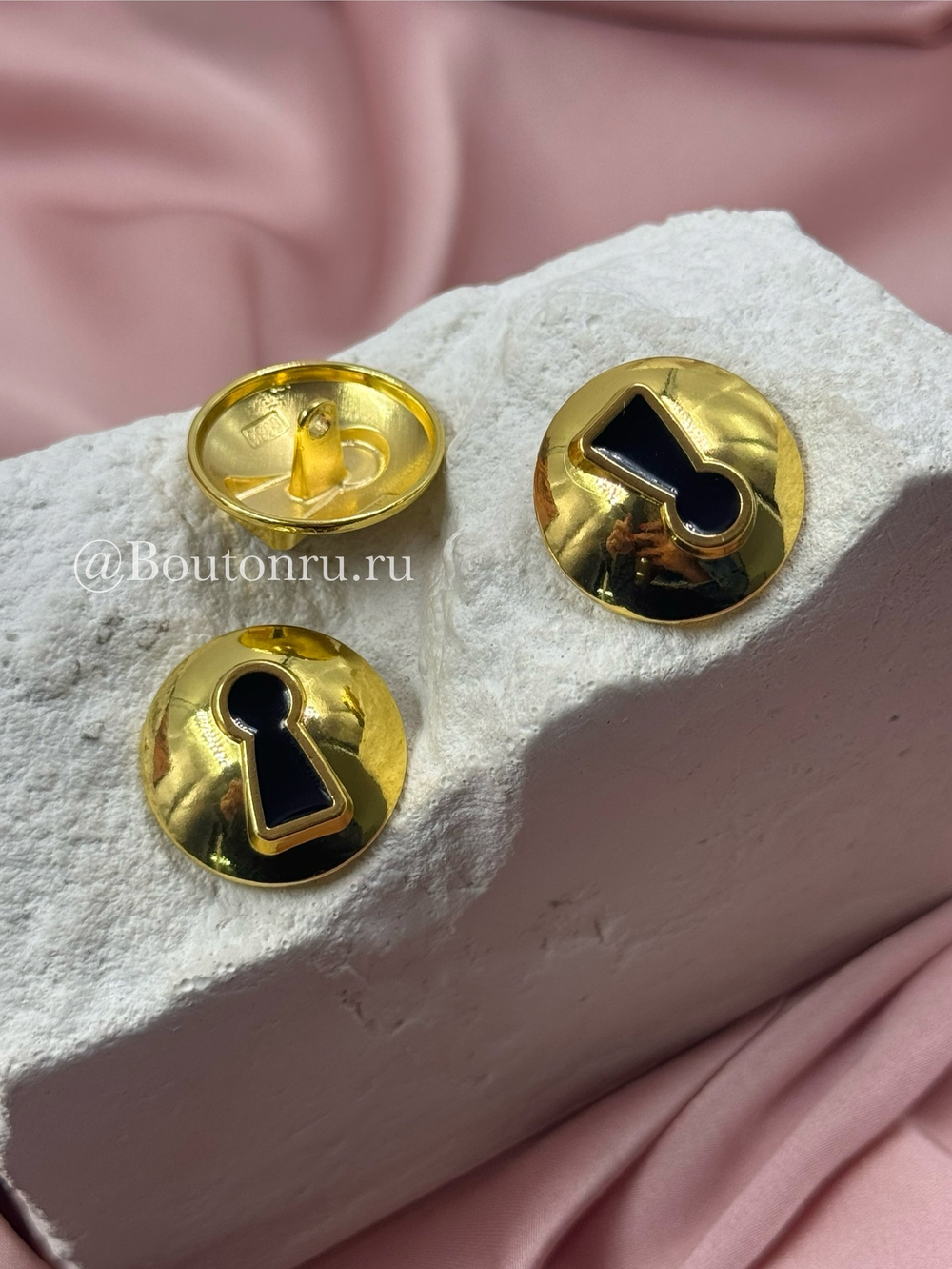 Пуговицы Скиапар. объемные "Скважина" золотистые с черной эмалью