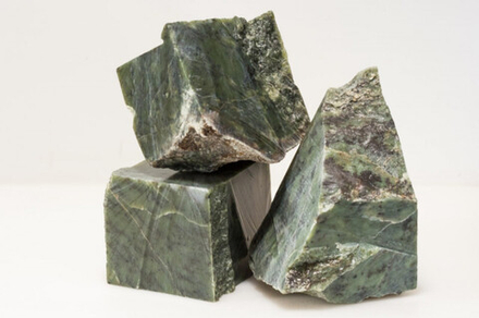 Нефрит, колото-пиленный, 1 кг