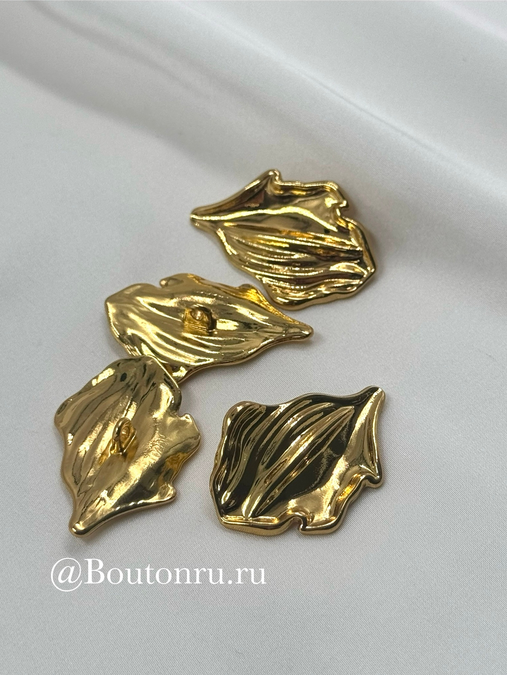 Пуговица лепесток золотистая