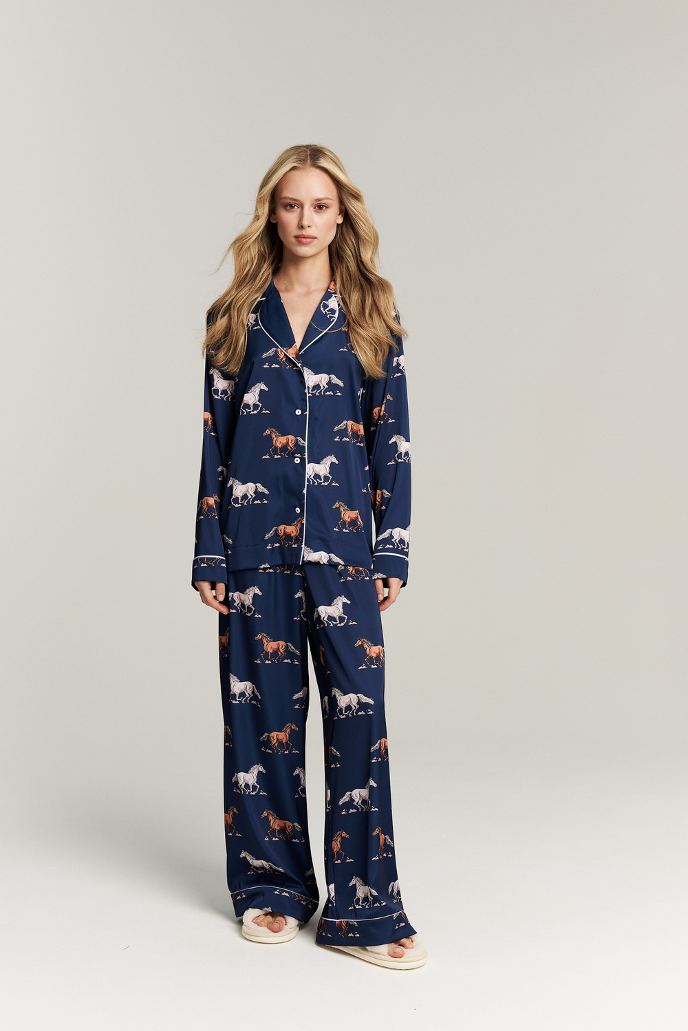 Костюм двойка с лошадьми - S размер